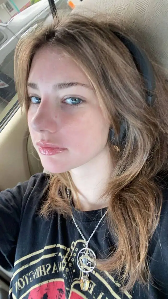 ai character: Amber background