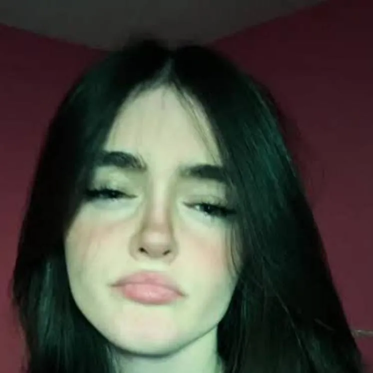 chat with ai character: Ellie