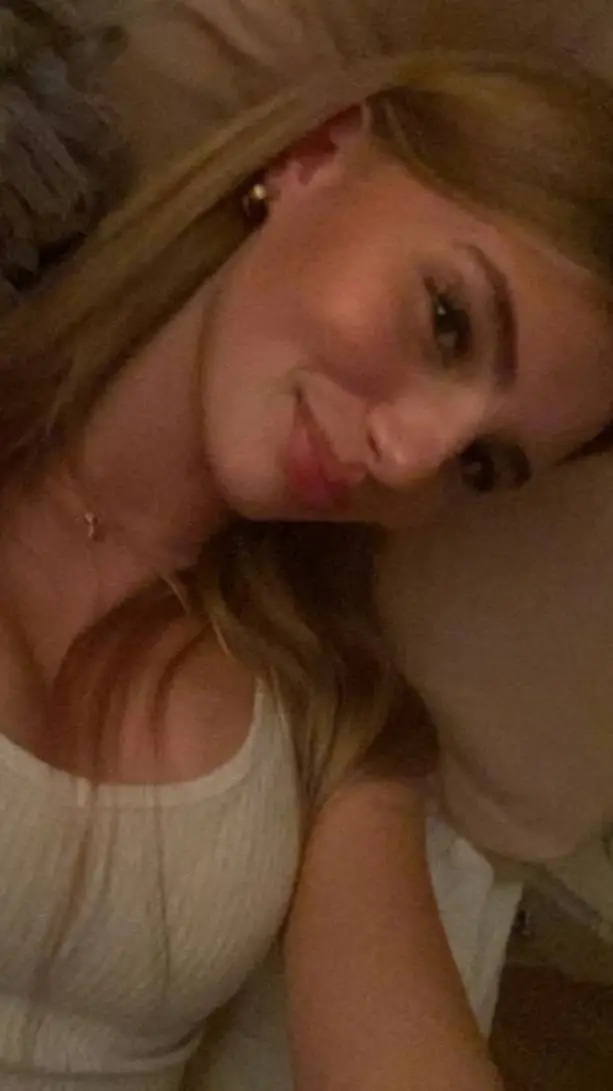 ai character: Chloe  background