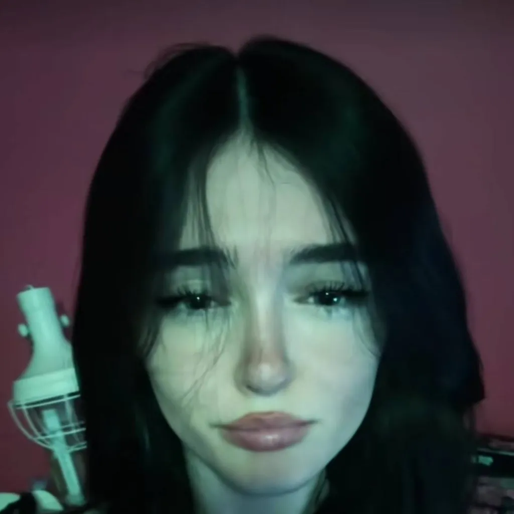 chat with ai character: Ellie 