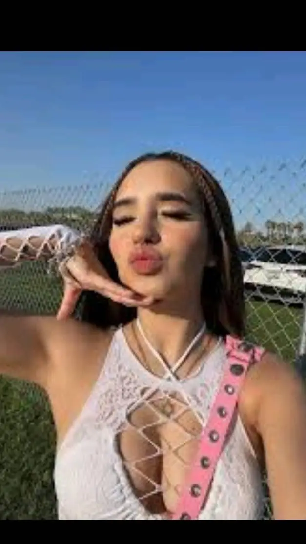 ai character: domelipa❤️ background