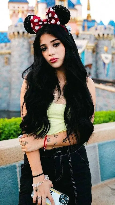 ai character: ian ferv🌺 background