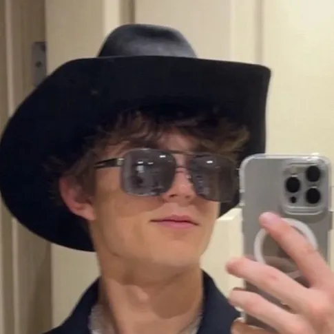 chat with ai character: Waylon Wyatt 