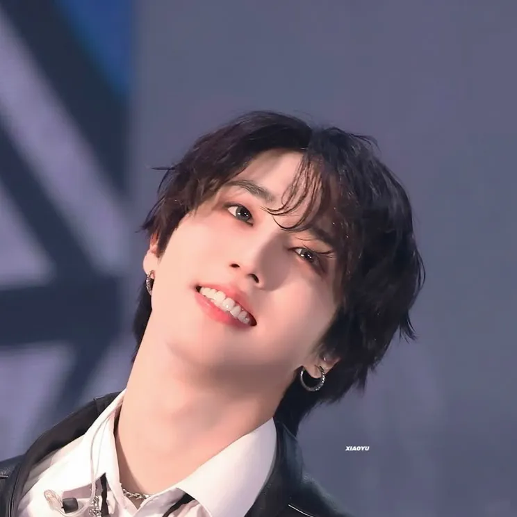 chat with ai character: 〰️HAN JISUNG〰️