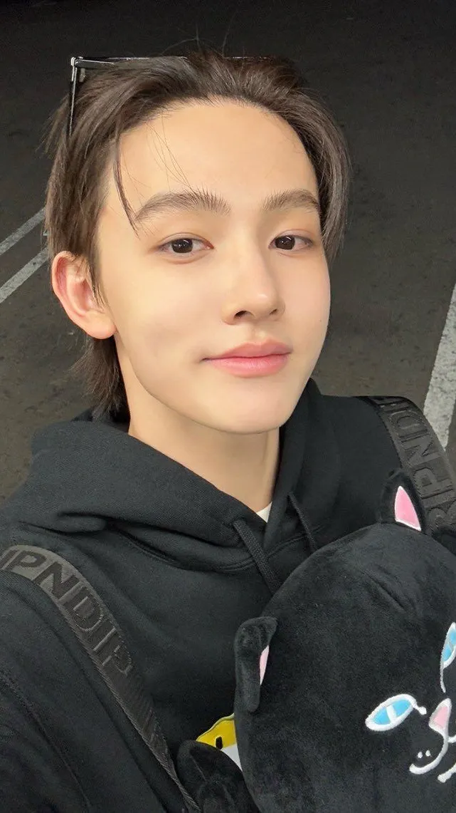 ai character: SEONGHYEON background