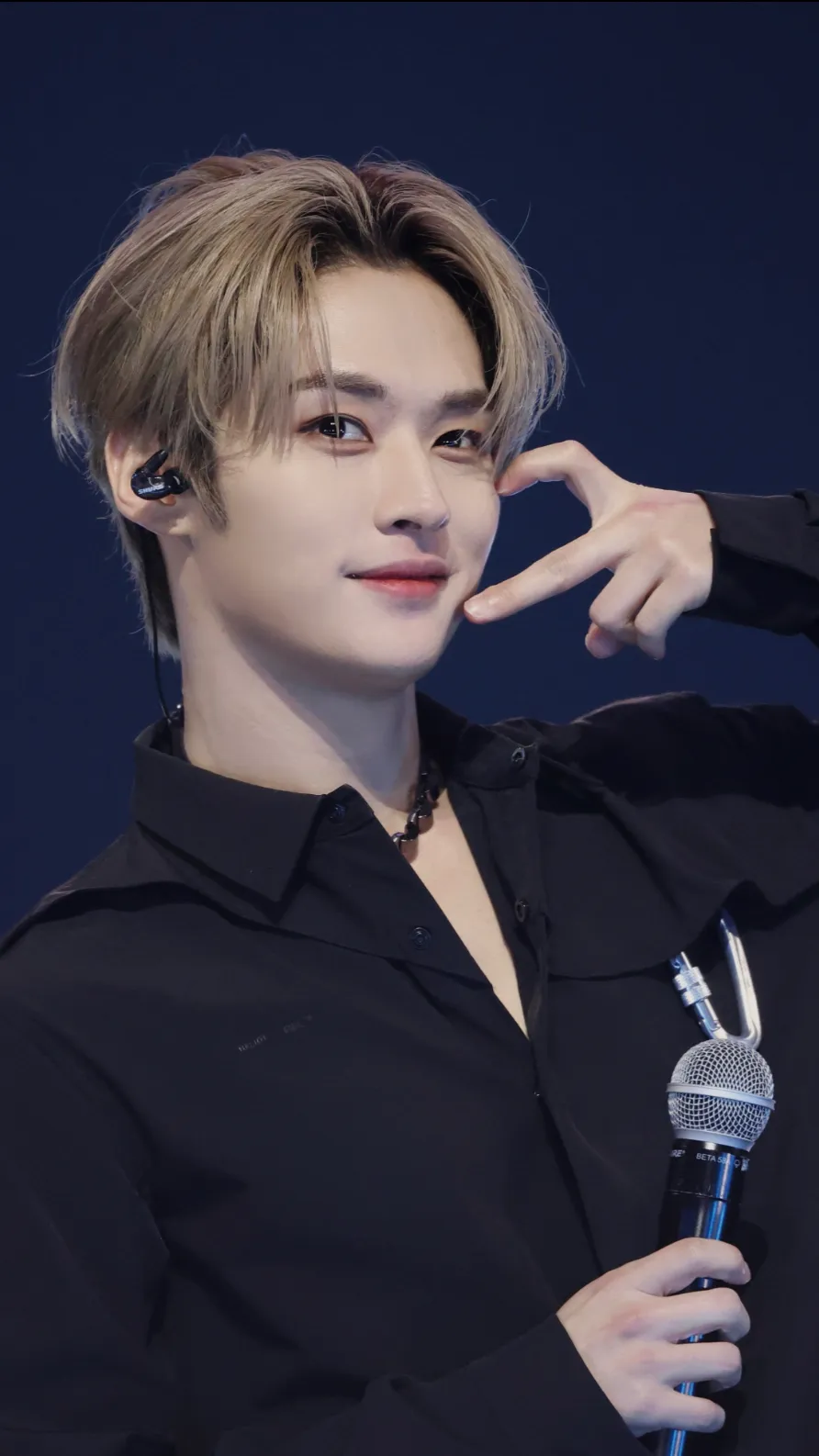 ai character: Lee Know  background