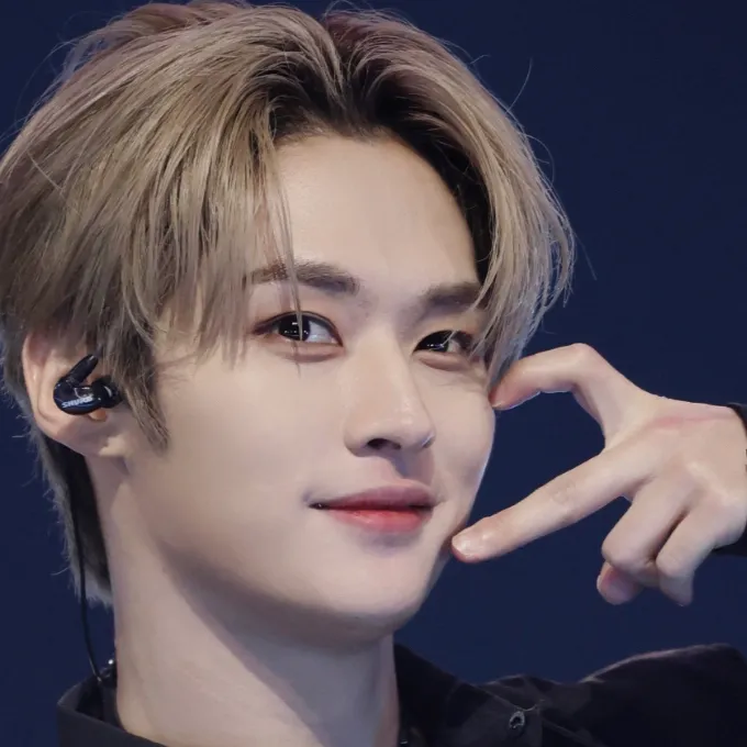 chat with ai character: Lee Know 