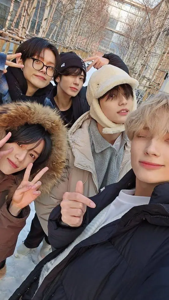 ai character: TXT background