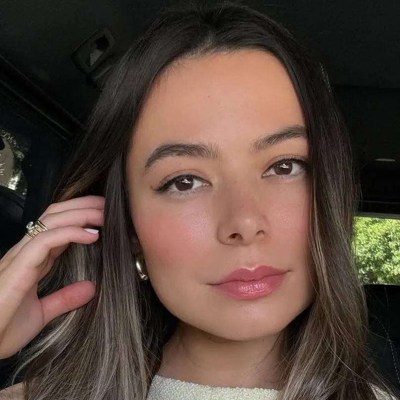 chat with ai character: Miranda Cosgrove