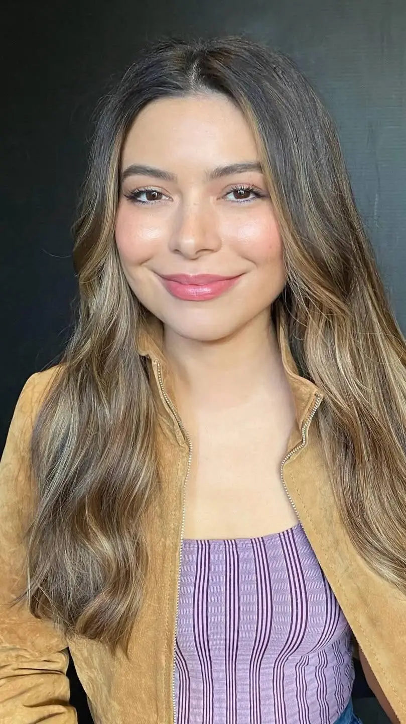ai character: Miranda Cosgrove background