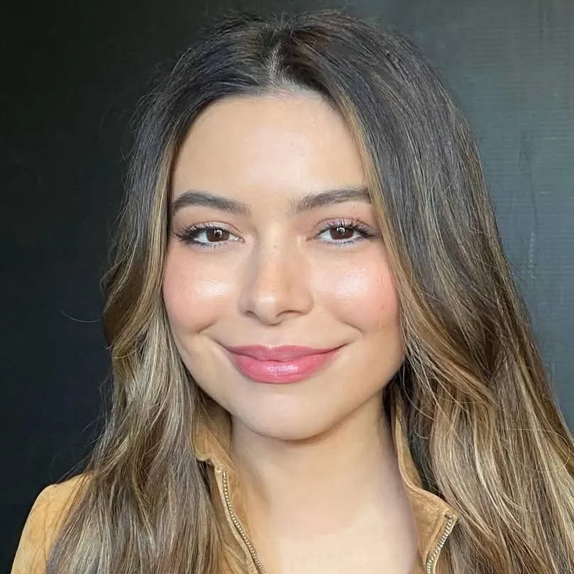 chat with ai character: Miranda Cosgrove