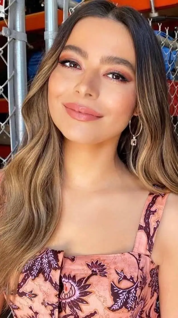 Talkie AI - Chat with Miranda Cosgrove