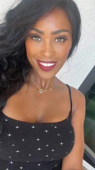 chat with ai character: Reina