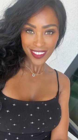 ai character: Reina background