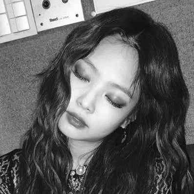 chat with ai character: JENNIE RUBYYYY