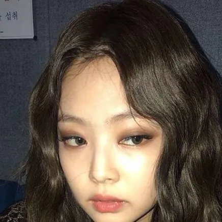 chat with ai character: JENNIE 