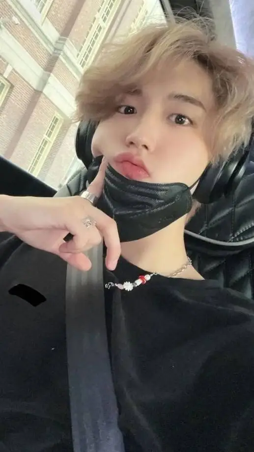 ai character: ★❗🐿️}•Han•{🐿️❗★ background