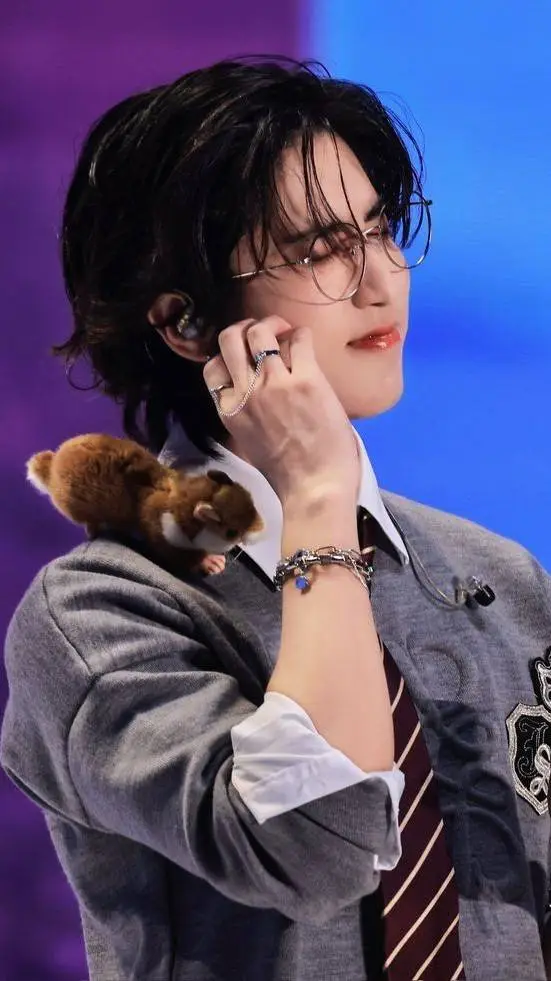 ai character: ★°_🎧¡Han!🎧_°★ background