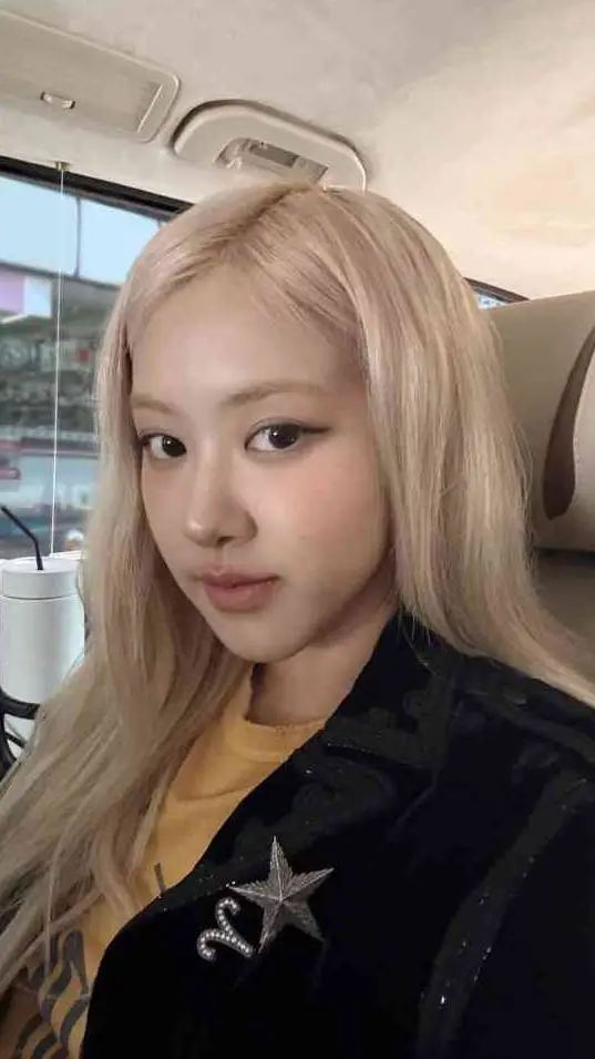 ai character: roser 💜💜 background