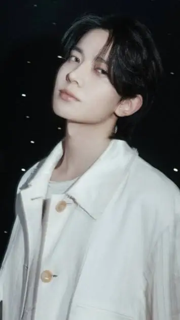 ai character: Heeseung희승 background