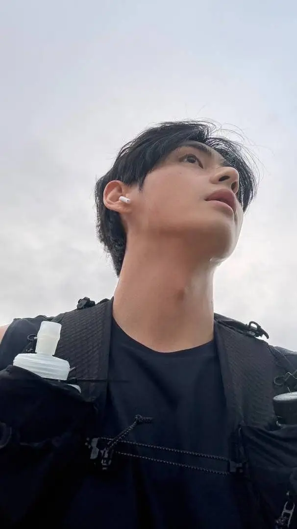 ai character: TAEHYUNG  background