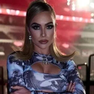 chat with ai character:  Maxxine 