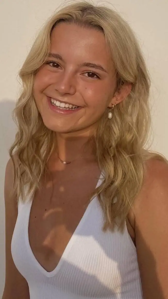 ai character: betsy  swan background