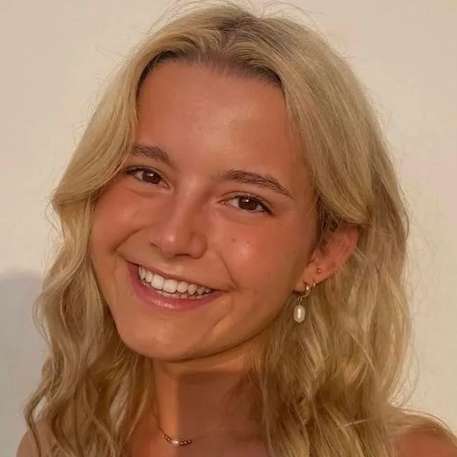 chat with ai character: betsy  swan