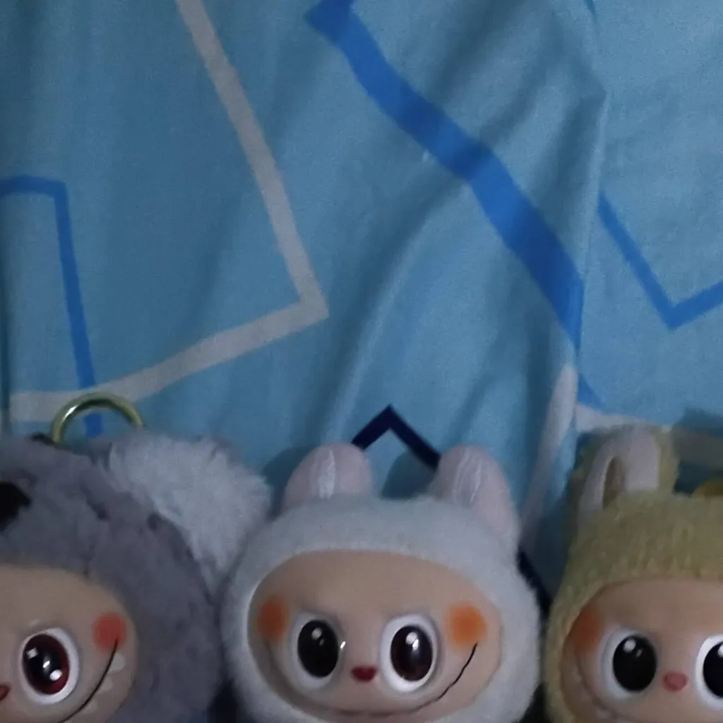 chat with ai character: mis 3 labubus