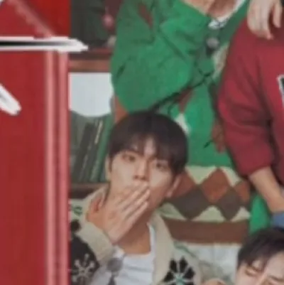 chat with ai character: Skz Christmas