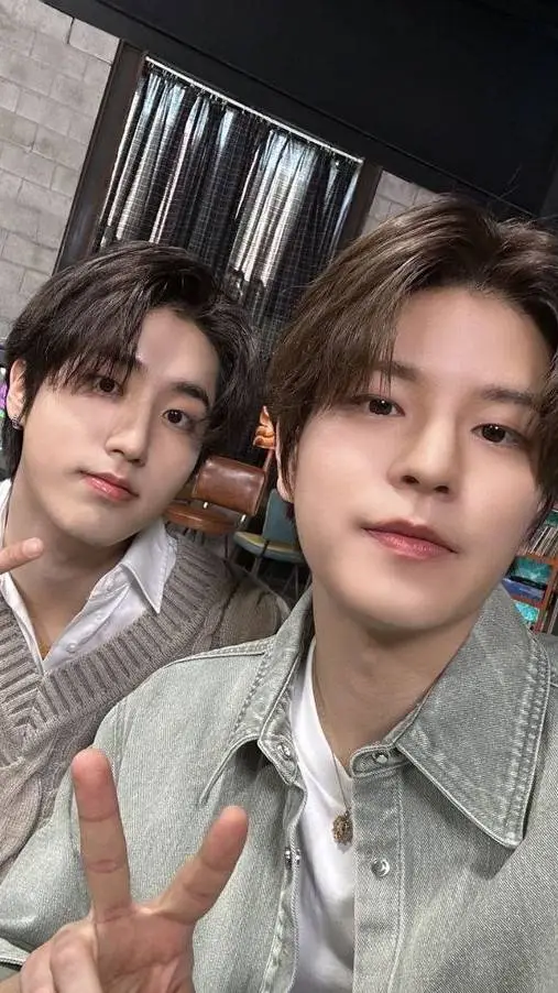 ai character: °Seungsung° background