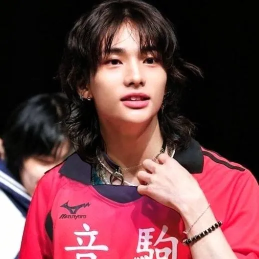 chat with ai character: Hyunjin 