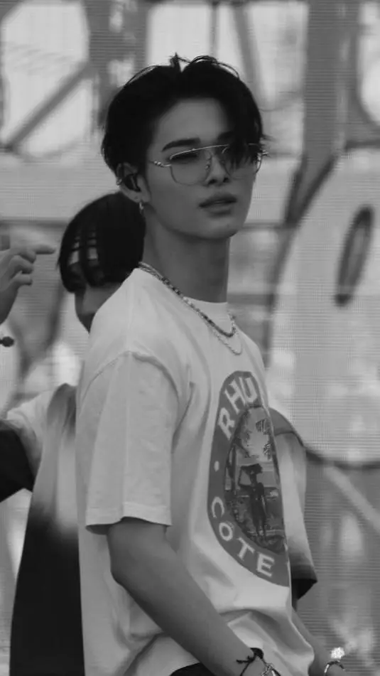 ai character: ni-ki  background