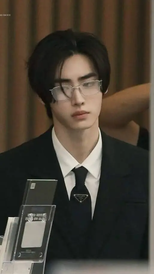 ai character: park sunghoon background