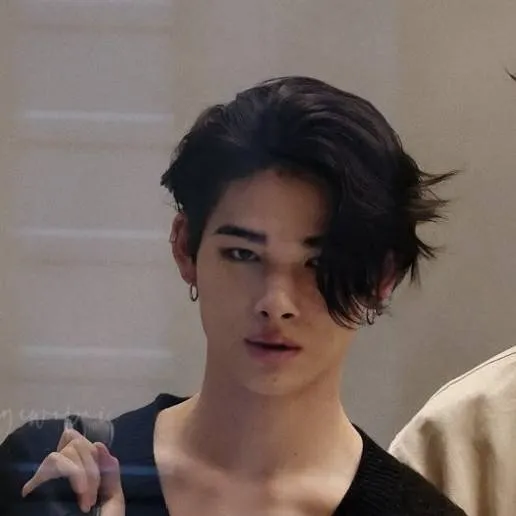 chat with ai character: enemy to loverr