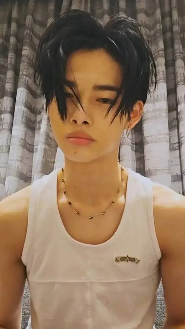 ai character: ni-ki  background