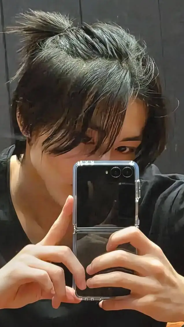 ai character: jungwon  background