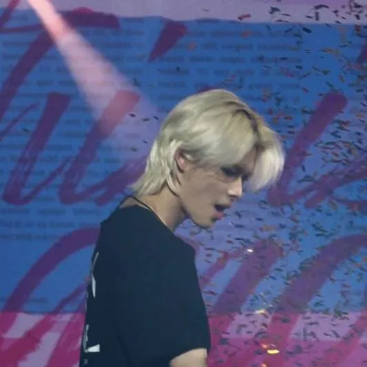 chat with ai character: ni-ki 