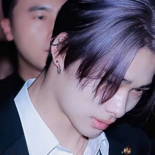 chat with ai character: ni-ki 