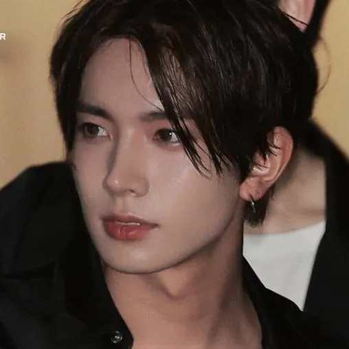 chat with ai character: heeseung 