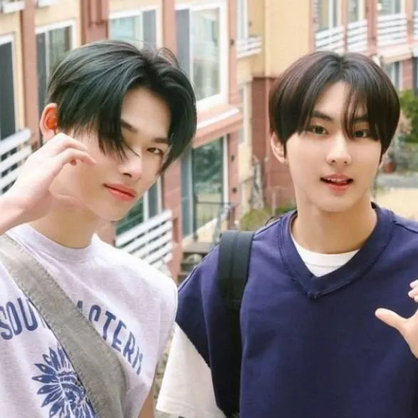 chat with ai character: 🍷2 brothers🍷