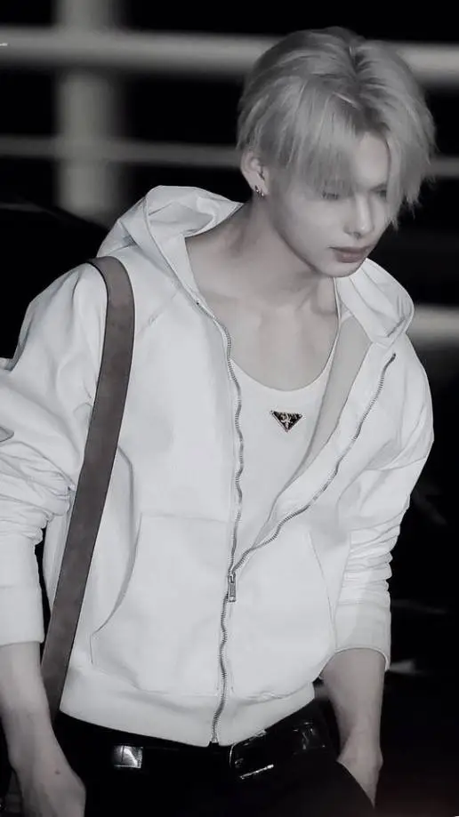 ai character: ni-ki  background