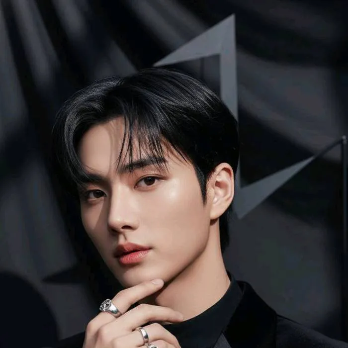 chat with ai character: JUNSOL 