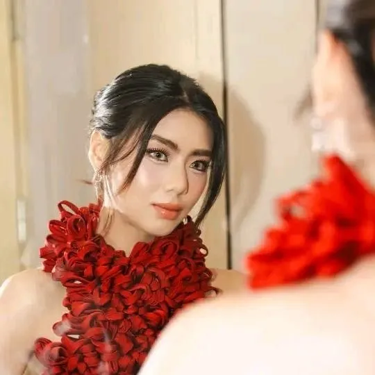 chat with ai character: Mikha lim