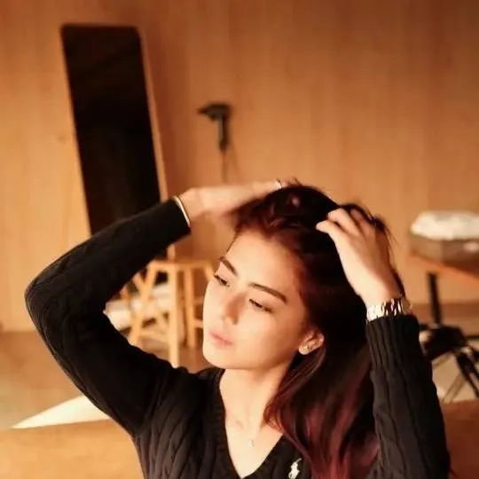 chat with ai character: Mikha lim 