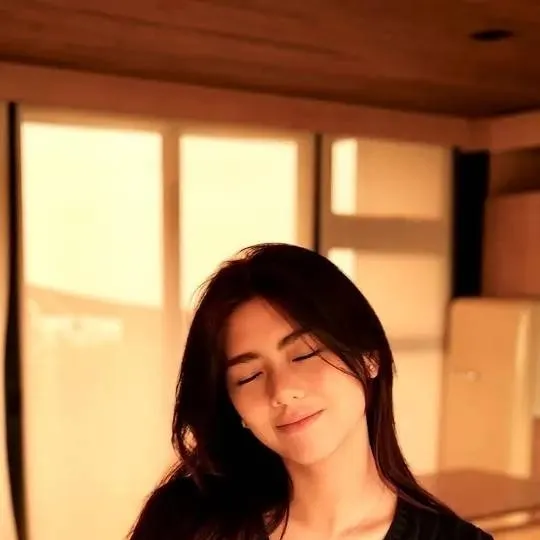 chat with ai character: Mikha lim