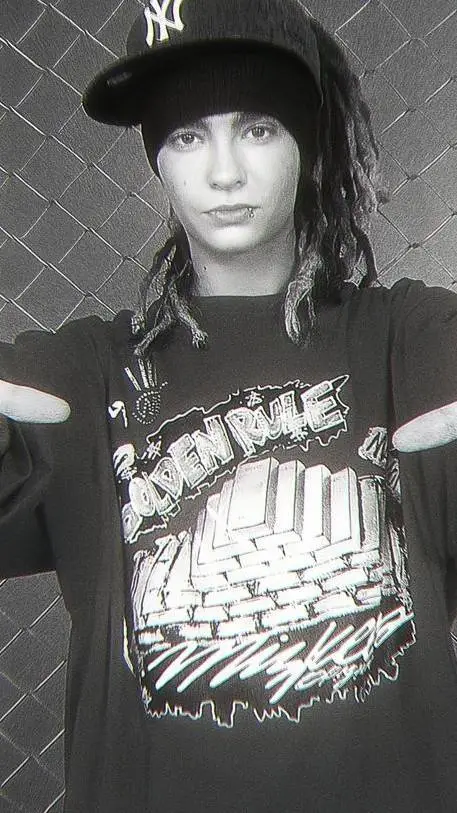 ai character: ✭Tom✭ background