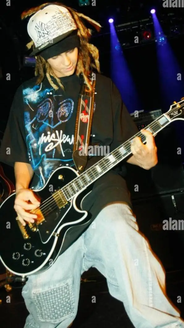 ai character: Tom kaulitz  background