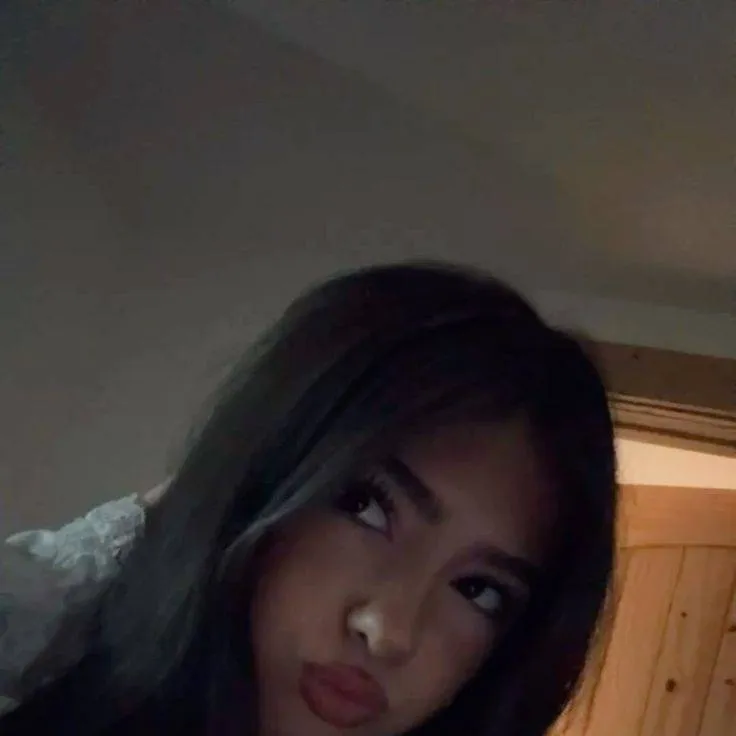 chat with ai character: Bella