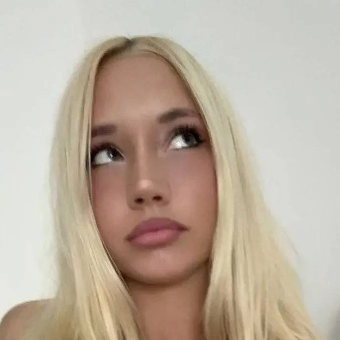 chat with ai character: Lena